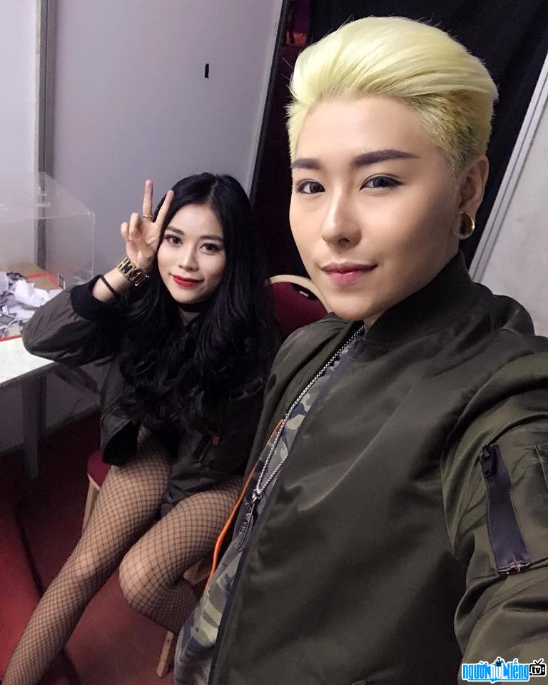 Latest photo of Kim and female singer Bara