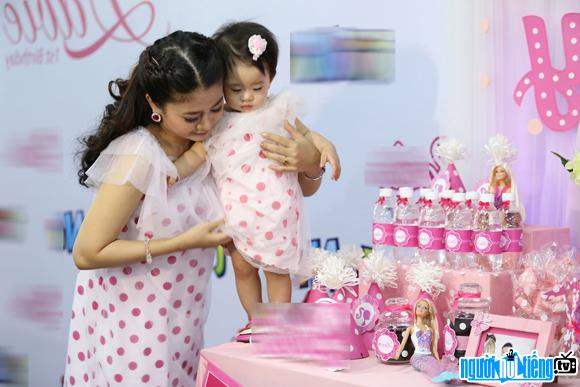 A photo of actress Mai Phuong and her daughter Lavie at her birthday party