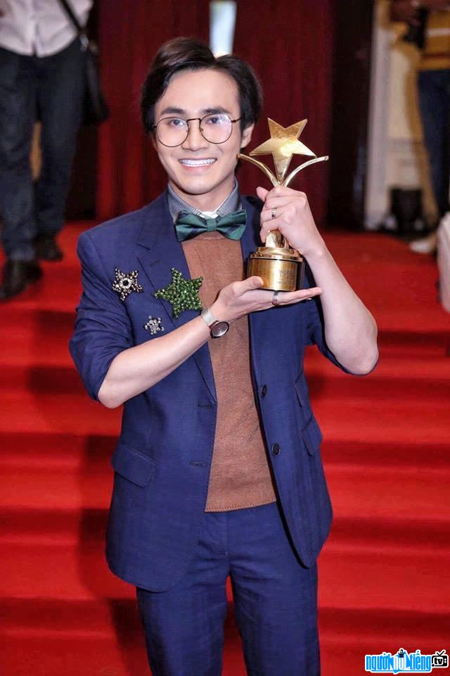 Bức ảnh diễn viên hài Huỳnh Lập tại một lễ trao giải thưởng nghệ thuật