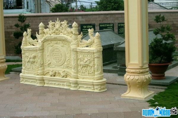  The screen was built in front of Bui Huu Nghia's tomb