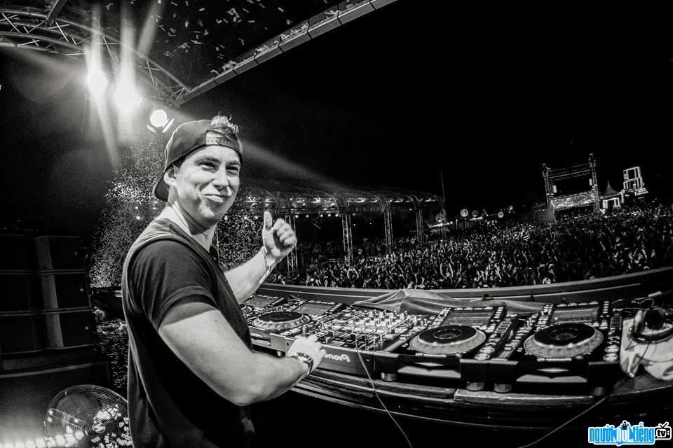 Photo of DJ Hardwell performing on stage