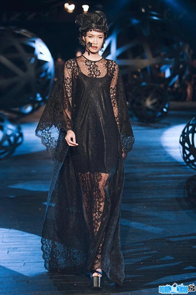 Photo of model Nguyen Oanh performing in designer Do Manh Cuong's show