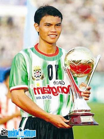 Hình ảnh cầu thủ Tài Em đoạt giải Quả bóng vàng năm 2005