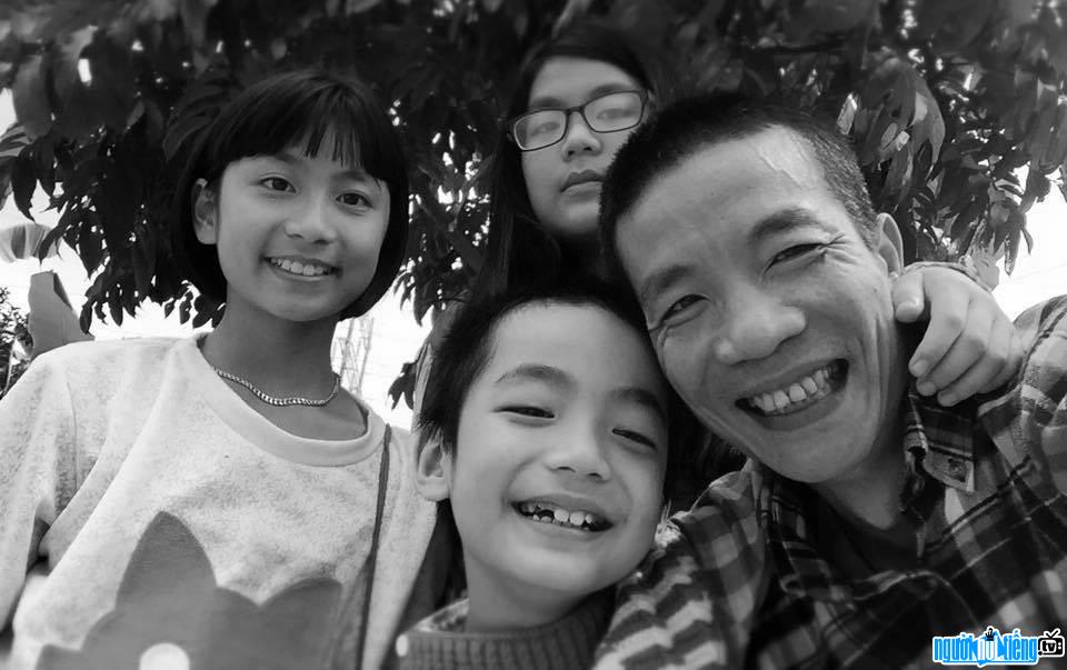  Nguyen Vinh Tien with their children