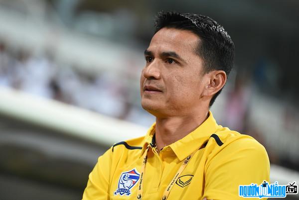 Hình ảnh mới nhất về huấn luyện viên Kiatisuk Senamuang