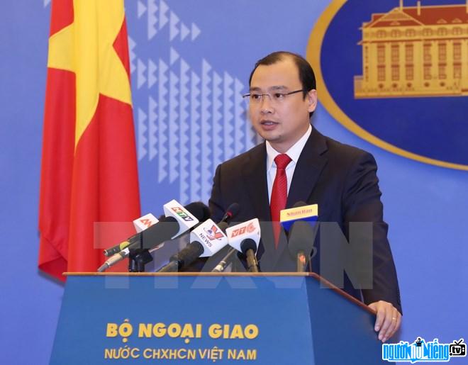 Phát ngôn Bộ ngoại giao kiêm vụ trưởng vụ thông tin báo chí Lê Hải Bình trong một buổi họp báo gần đây