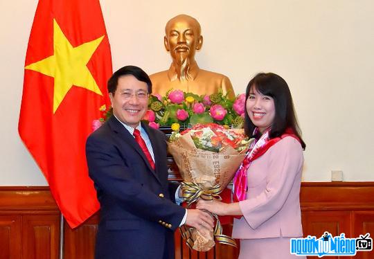 Hình ảnh phát ngôn Bộ ngoại giao mới - Lê Thị Thu Hằng trong buổi nhận quyết định