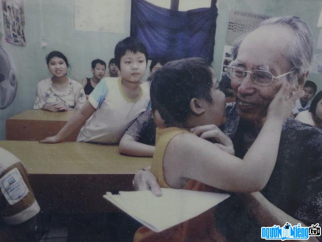Giáo sư Hoàng Đình Cầu cùng với các em nhỏ ở làng Hòa Bình-Thanh Xuân- Hà Nội