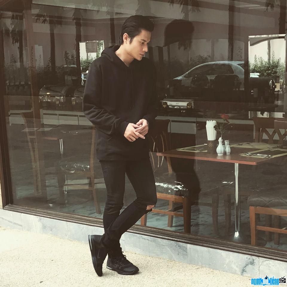 A new photo of handsome male singer Iris Wu