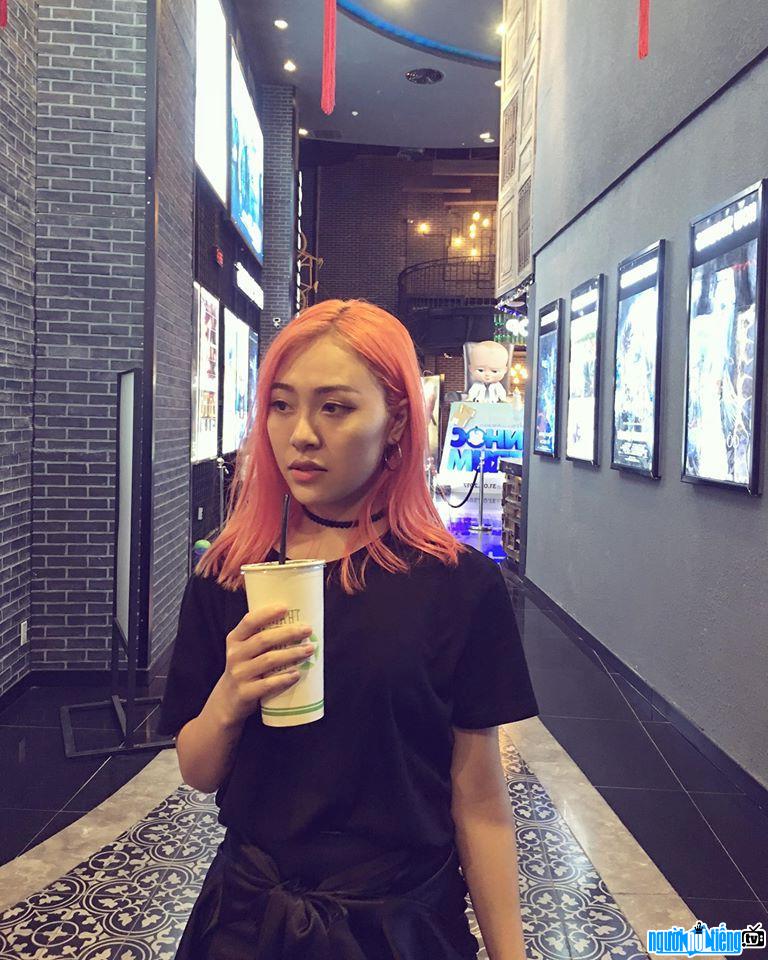 Picture of singer Tran Hoa at a shopping mall