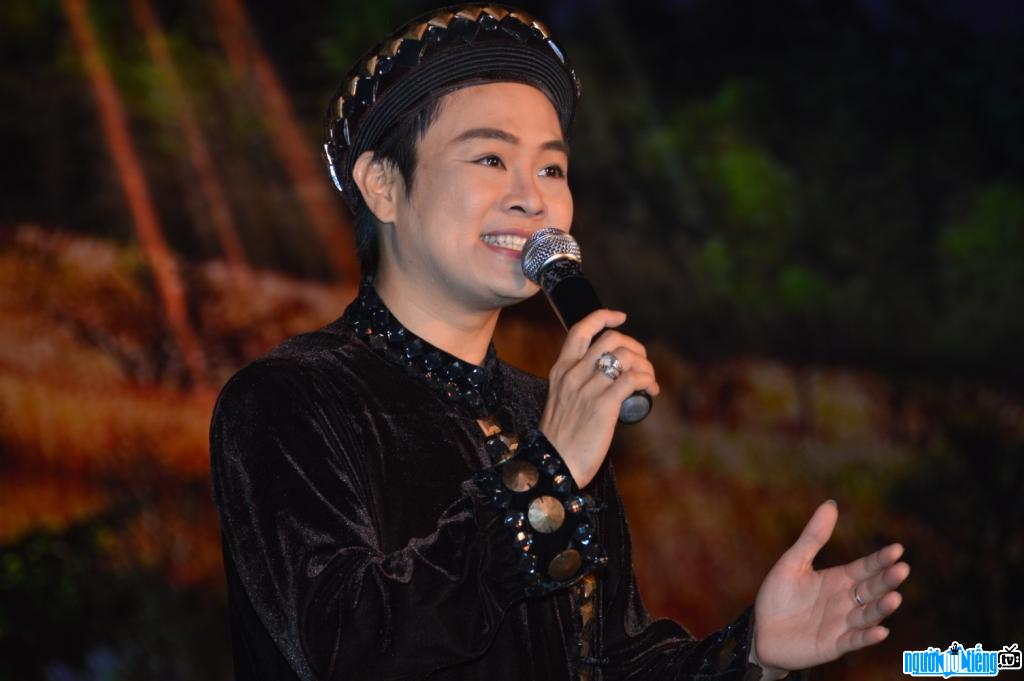 Hình ảnh ca sĩ Đông Quân biểu diễn trên sân khấu