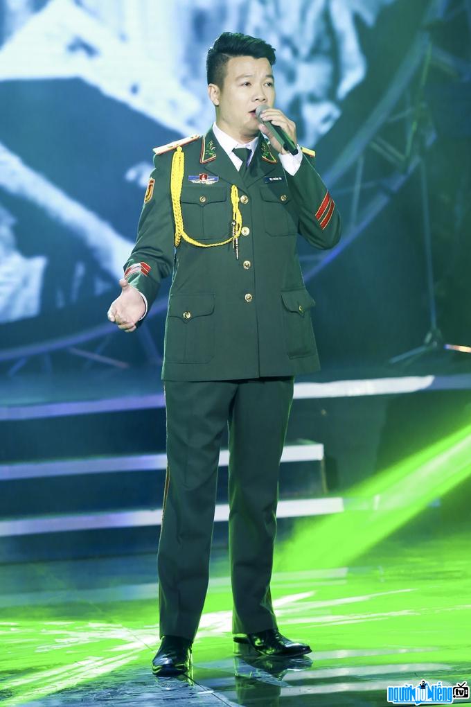  Vu Thang Loi - promising young singer of Military Region 2 Art Troupe