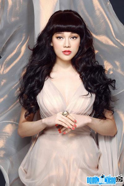  The flawless beauty of female singer Ha Hoai Thu