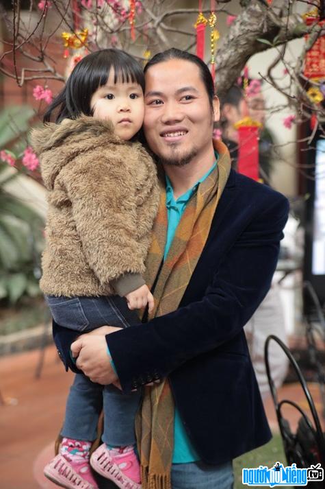  Comedian Vuong Rau with his eldest daughter