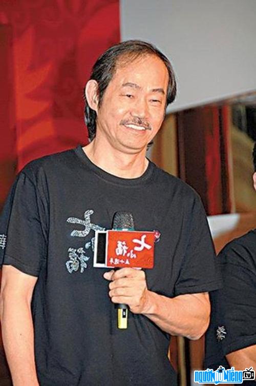 Nam diễn viên Nguyên Hoa trong một buổi họp với báo chí