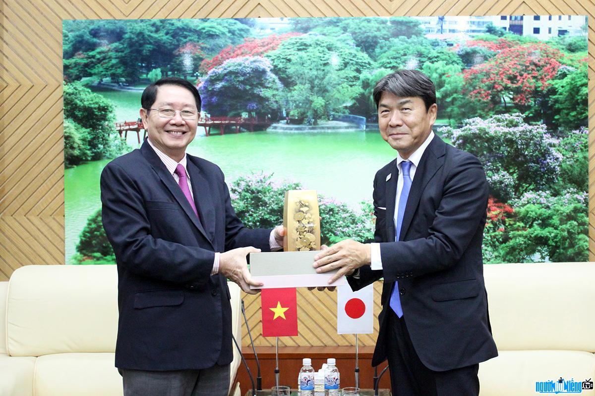 Bộ trưởng Bộ nội vụ Lê Vĩnh Tân trong buổi gặp với Chủ tịch Tamotsu Okamoto.