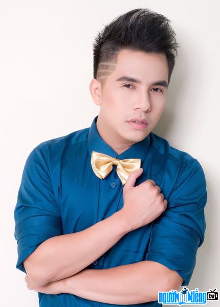  Handsome look of male singer Duong Dinh Tri