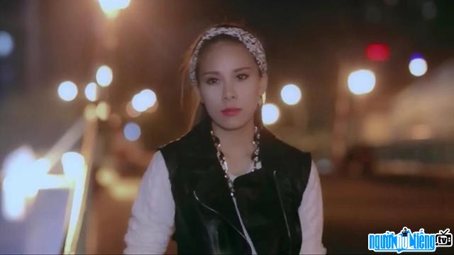 Hình ảnh ca sĩ Dương Hoàng Kim Chi trong MV Em nhớ anh nhiều