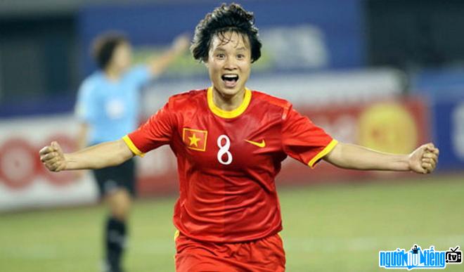 Đội trưởng đội tuyển quốc gia Nguyễn Thị Minh Nguyệt thể hiện niềm vui trước chiến thắng của đội