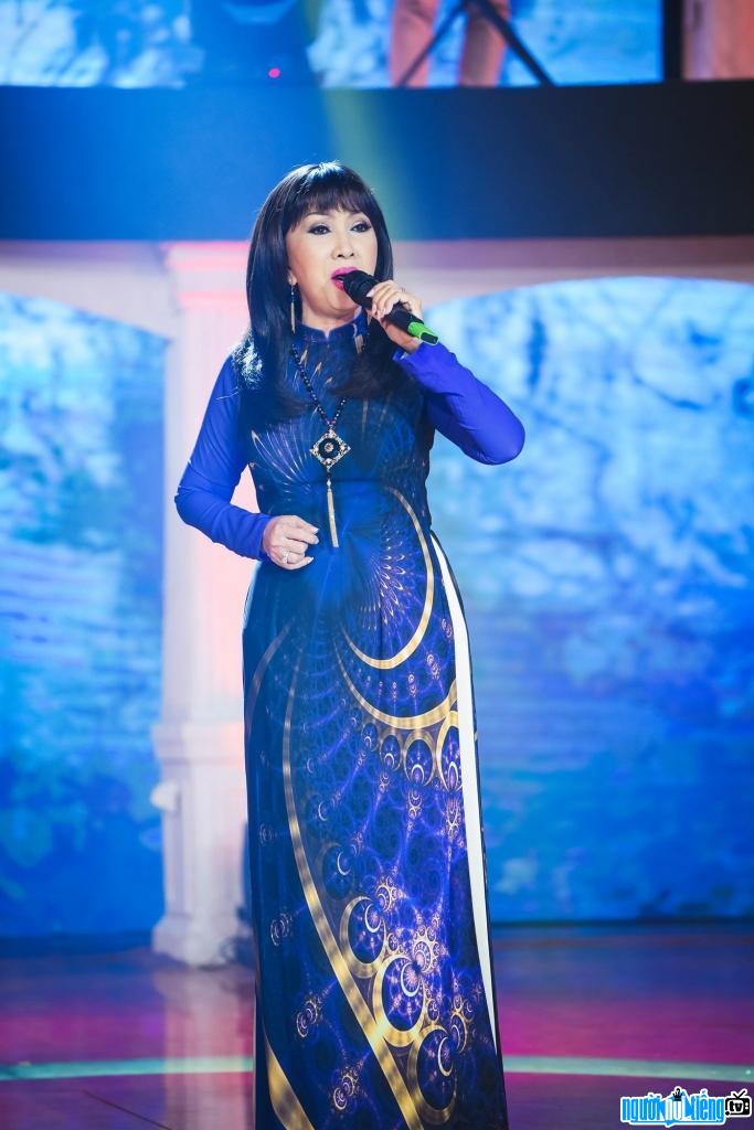  Phuong Hong Ngoc in the show Love song pass time