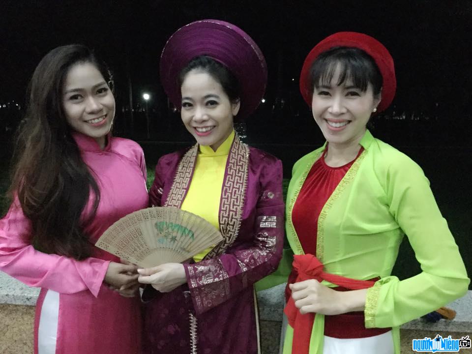  Quynh Hoa and members of the group Phu Sa