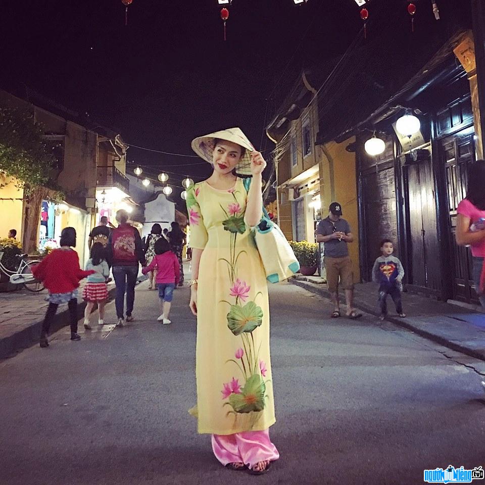 The gentle beauty of Hot girl Meo Meo in ao dai