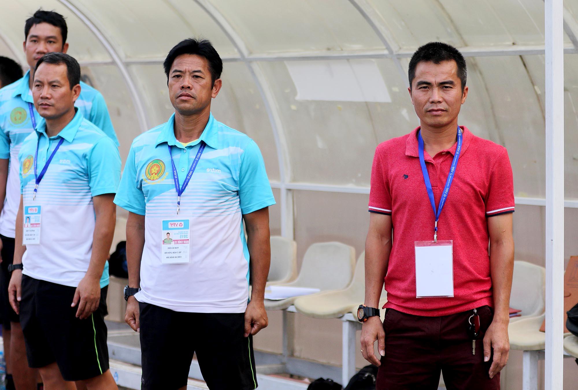 Huấn luyện viên Phạm Minh Đức cùng với ban huấn luyện của đội bóng