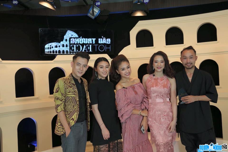 Lê Trần Đắc Ngọc cùng với các anh chị em nghệ sĩ trong chương trình Hot Face Vietnam 2017