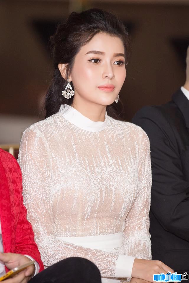  Female image of Cao Thai Ha wearing an elegant white dress Attending the event