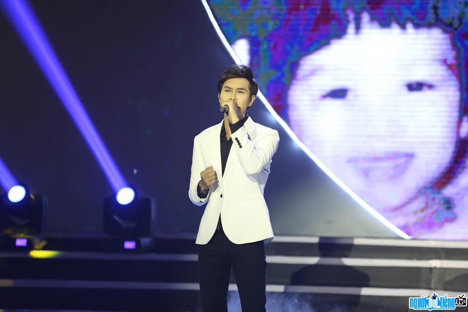  Latest performance pictures of singer Tong Hao Nhien
