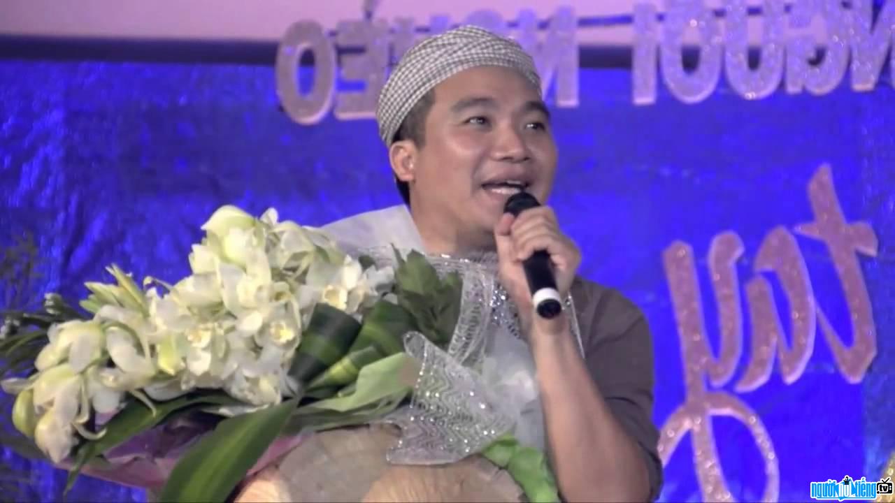 Linh mục JB Nguyễn Sang biểu diễn trong chương trình Tiếng hát vì người nghèo
