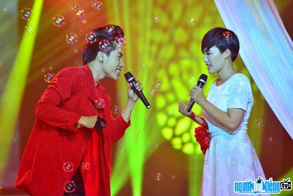  Photo of singer Nguyen Ha singing a duet with male singer Nguyen Dinh Thanh Heart