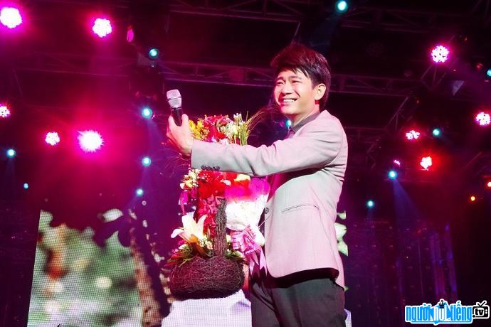 Hình ảnh ca sĩ Lê Sang cười hạnh phúc trong buổi offline tri ân khán giả