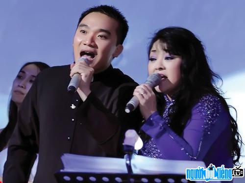 Bức ảnh Linh Mục Nguyễn Sang đang song ca cùng một nữ ca sĩ