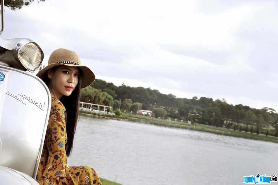 Picture of singer Hong Mo dropping herself into the landscape Charming