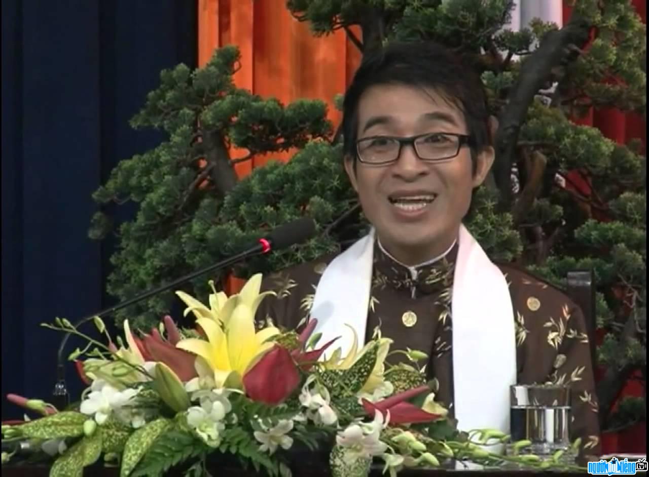  Picture of singer Nguyen Duc speaking at an event