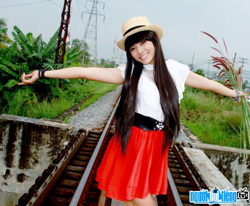 Picture of female singer Hoang Nghi Lam with a youthful and dynamic figure