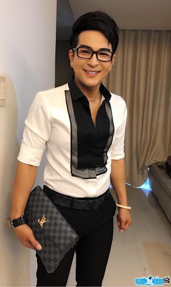 The handsome look of artist - singer Hoang Dang Khoa