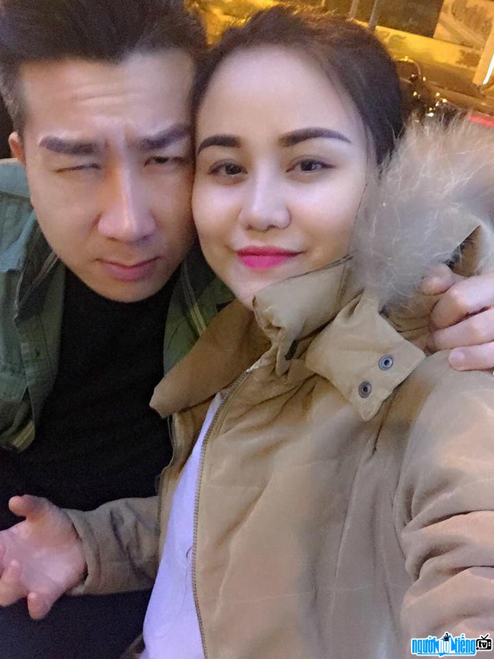 A photo of singer Vi MJ with his girlfriend