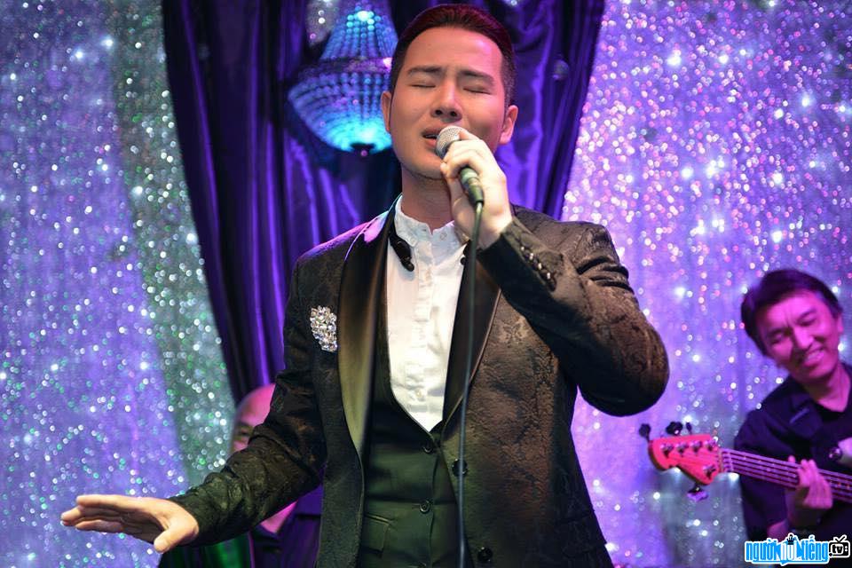  Luu Viet Hung passionately with love songs on stage