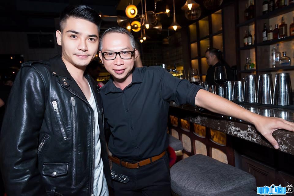  Photo of male singer Nukan Tran Tung Anh and photographer Pham Hoai Nam