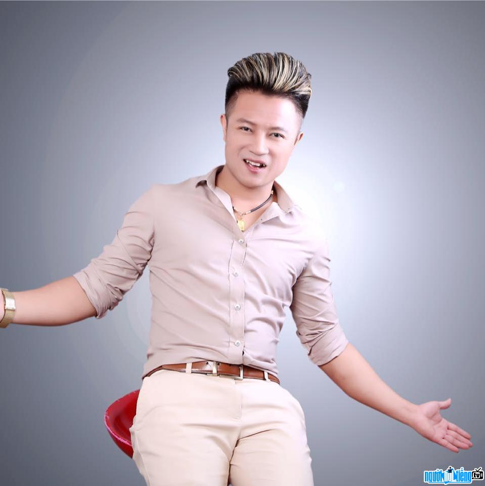  Handsome look of singer Trinh The Phong