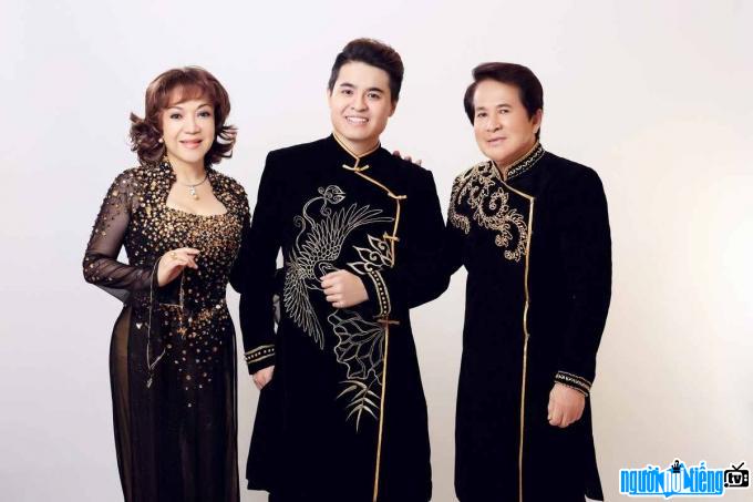 Bức ảnh ca sĩ Hoài Anh Kiệt cùng cha mẹ
