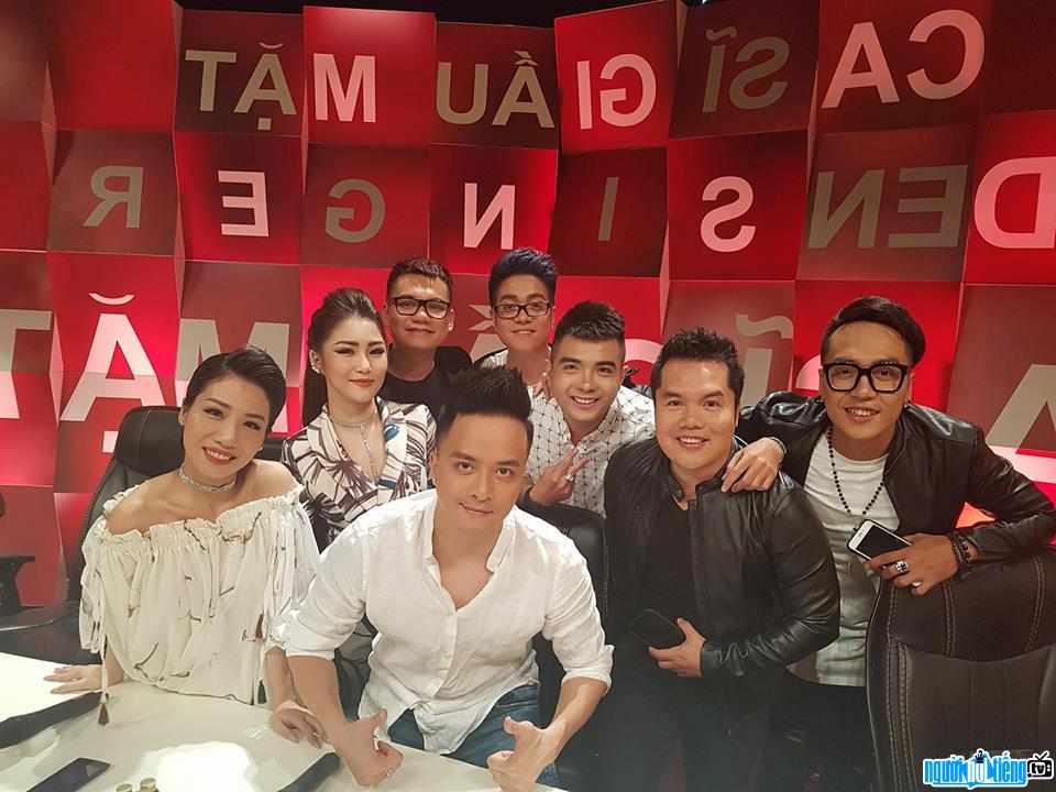 Ca sĩ Hằng Bingboong cùng với nhiều nghệ sĩ khác trong chương trình Ca sĩ giấu mặt - ca sĩ Hương Tràm
