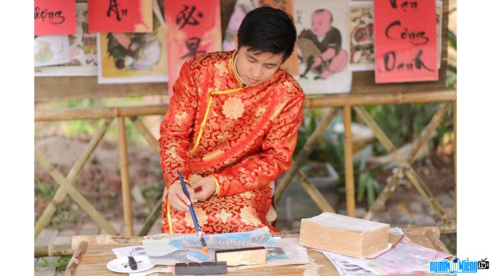 Bức ảnh ca sĩ Mai Trần Lâm đang trổ tài viết thư pháp