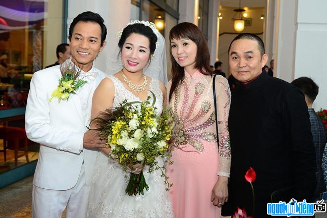  Photo of singer Che Phong with artist Thanh Thanh Hien and Xuan Hinh took a photo on the wedding day