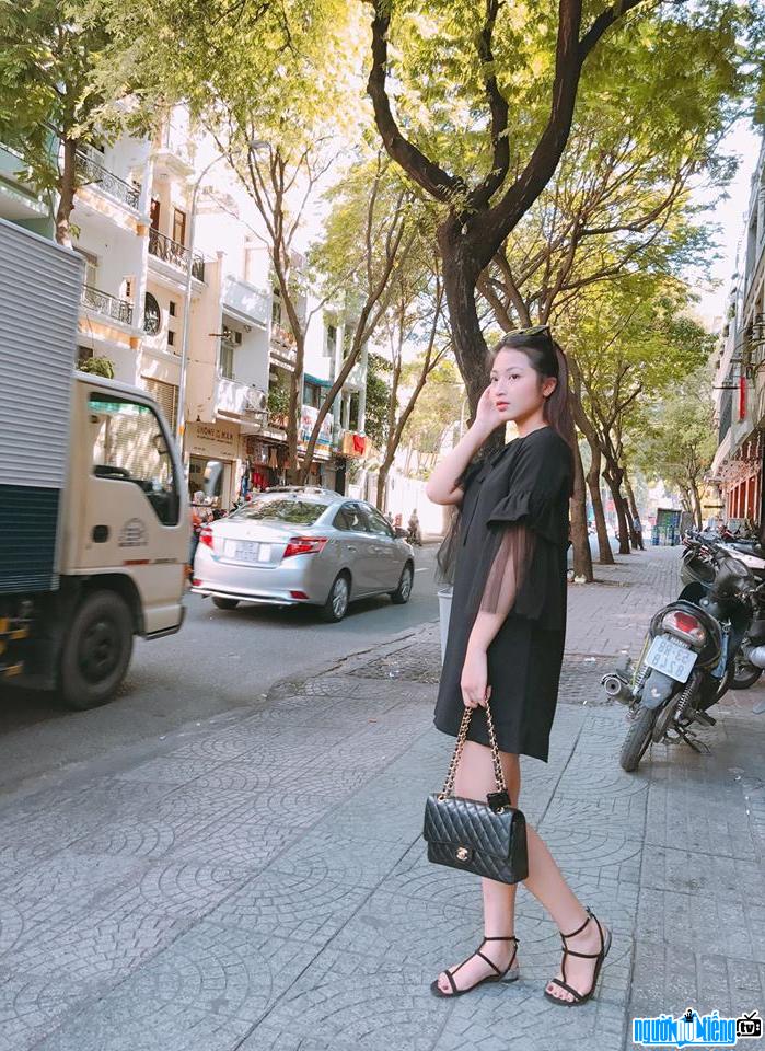 A photo of a beautiful actress Bui Ha Anh walking on the street