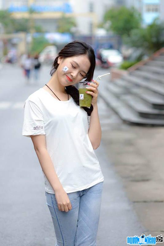 Hình ảnh diễn viên Đỗ Hà Anh táo dáng đáng yêu trên đường phố