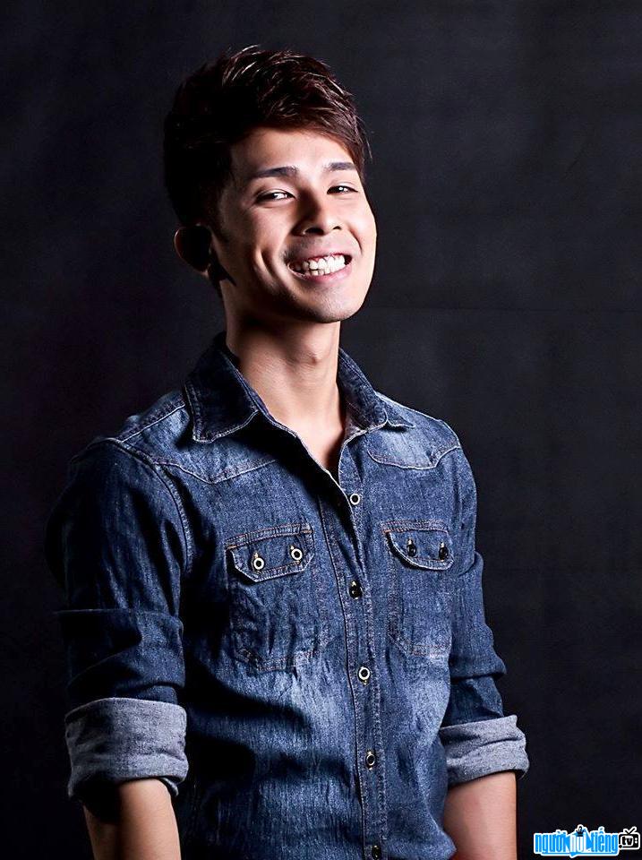  Che Dinh Cuong is attractive with his outstanding smile. himself