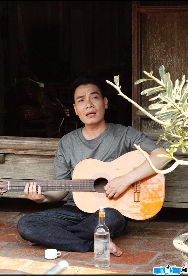  A new photo of male singer Huy Cuong